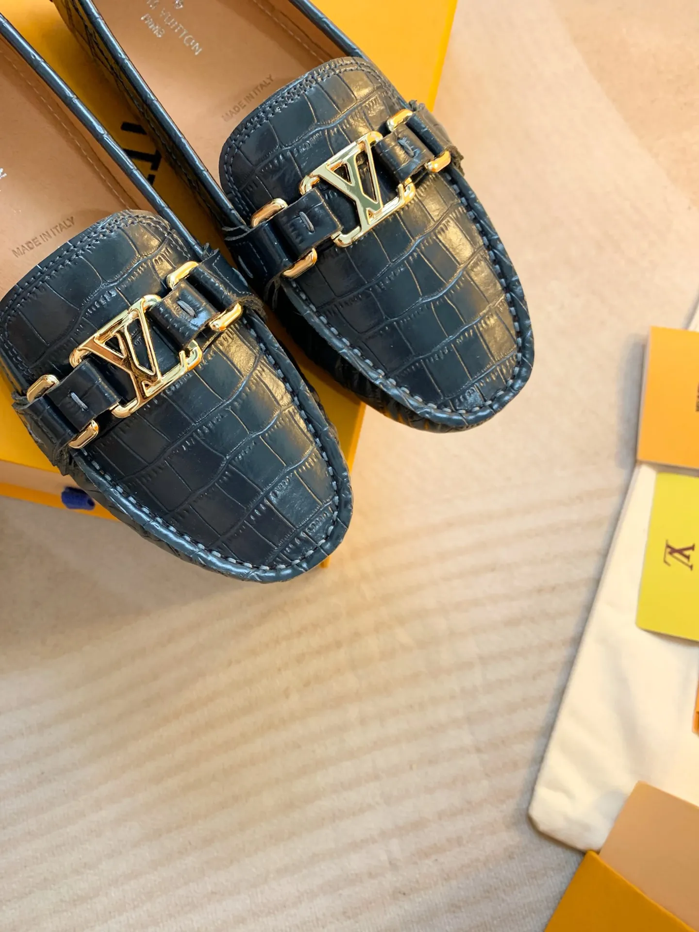 p460💰Couple model❤️🇫🇷 𝙇𝙤𝙪𝙞𝙨 𝙑𝙪𝙞𝙩𝙩𝙤𝙣 🇫🇷Louis Vuitton 2023 Classic𝓛𝓿 𝓣𝓻𝓪𝓲𝓷𝓮𝓻 Sports Series ➪➪➪¯ [Arizona Doudou Shoes Series] ▪️▪️▪️Arizona slip-on shoes are made of Monogram Eclipse canvas. Its hand-painted and dyed edges and hand-sewn uppers fully demonstrate Louis Vuitton's traditional shoemaking craftsmanship. This slip-on shoe is very lightweight. The integrated tongue and upper make it particularly comfortable and flexible. The soft outsole is equipped with rubber padding. Decorated with matching sash. Detailed features: ☑️Monogram Eclipse canvas ☑️Black Eclipse pattern ☑️Hand-painted shoe edges ☑️Hand-sewn uppers (each pair takes time to process) ☑️Integrated tongue and upper construction ☑️Outsole equipped with rubber lining ☑️size: 35_46